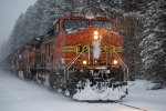 BNSF 4640 Through some heavy snow